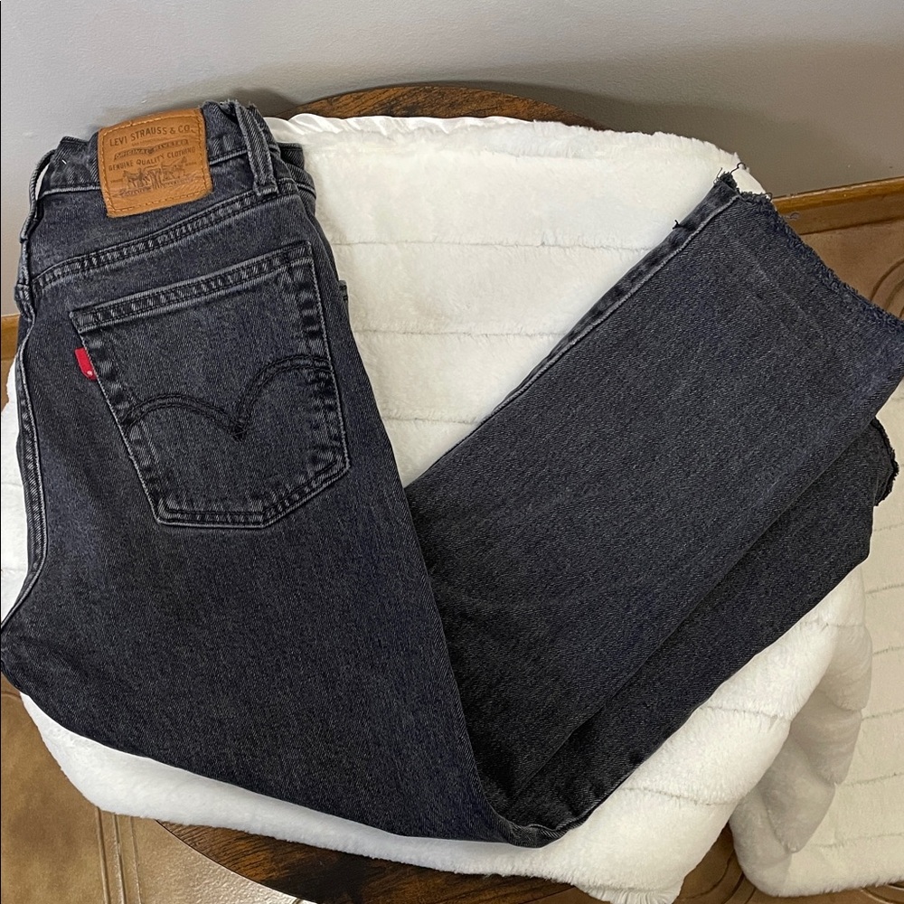 Levi's Women’s Dark Gray/black Straight cropped raw hem Jeans